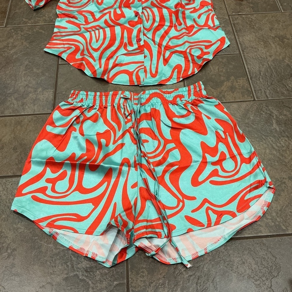 🥵 Vibrant red and Teal Shirt and Shorts Set - Picture 2 of 4
